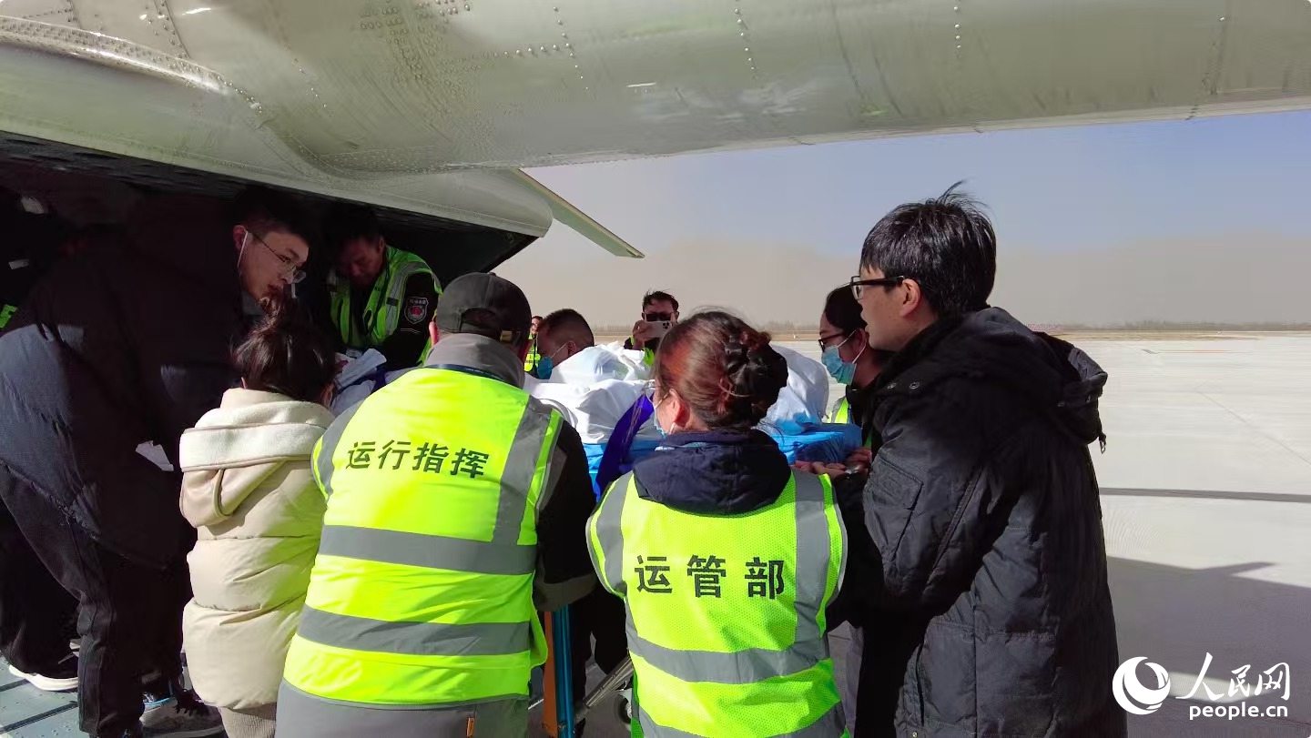 多方工作人員將受傷女童安全轉(zhuǎn)移。周航攝