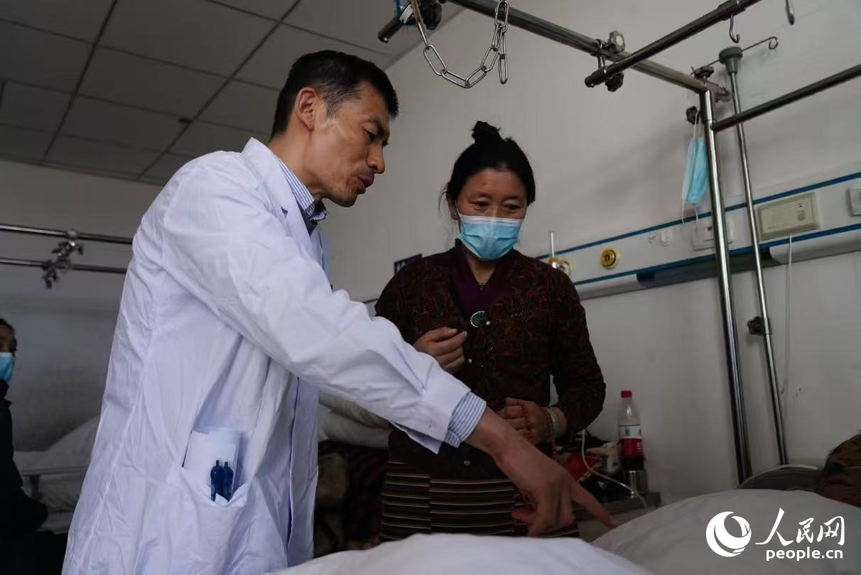 醫(yī)生在巡查。人民日報記者 徐馭堯攝