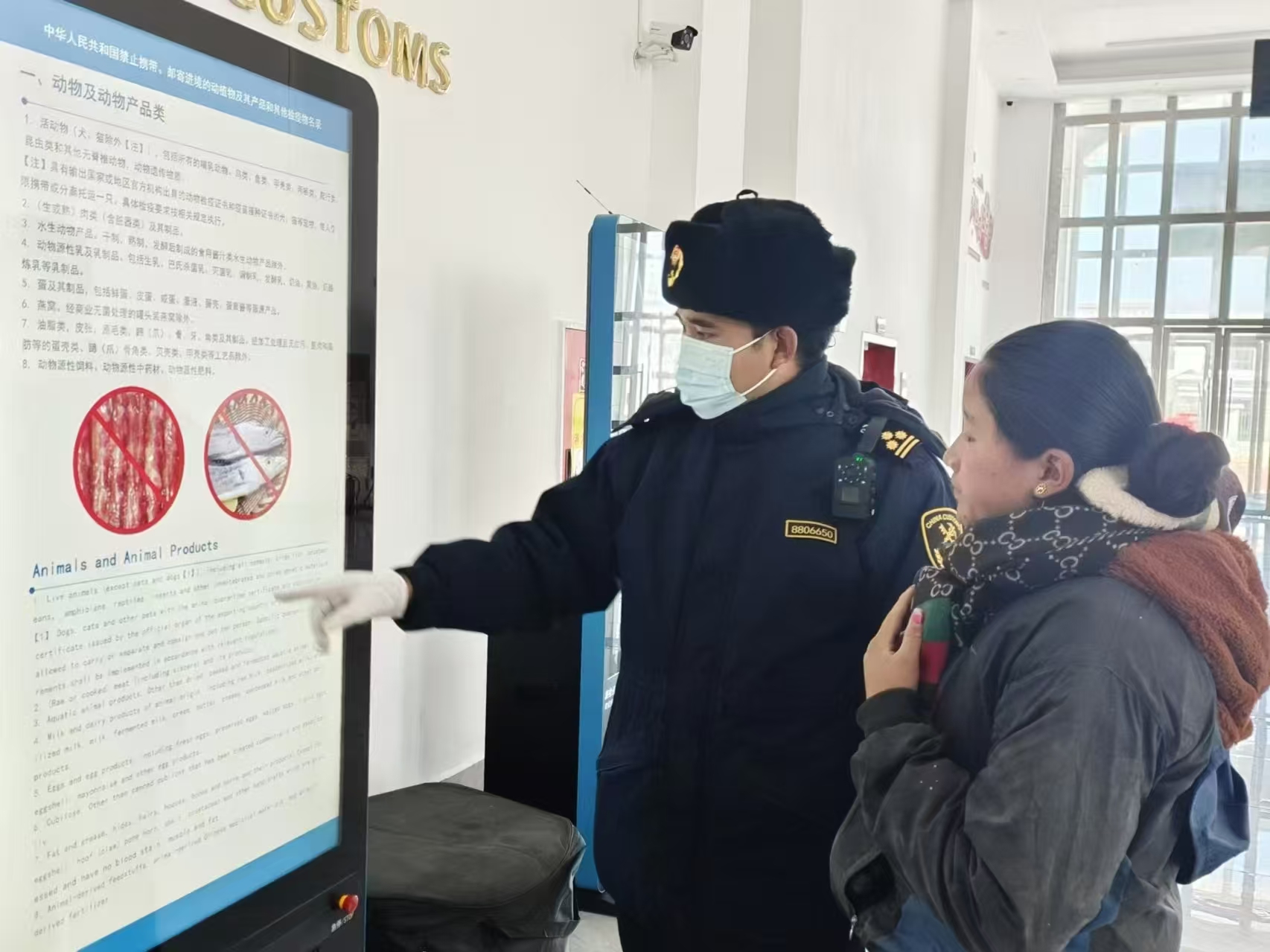 海關(guān)關(guān)員對(duì)入境邊民進(jìn)行禁止攜帶、郵寄進(jìn)境動(dòng)植物及其產(chǎn)品解讀。次旺久美攝