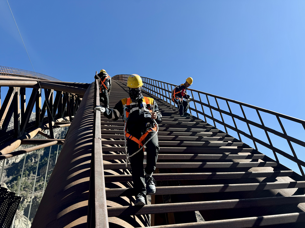 橋拱檢修。馬生明攝