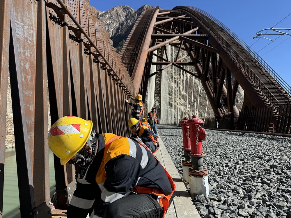 螺栓檢查。馬生明攝