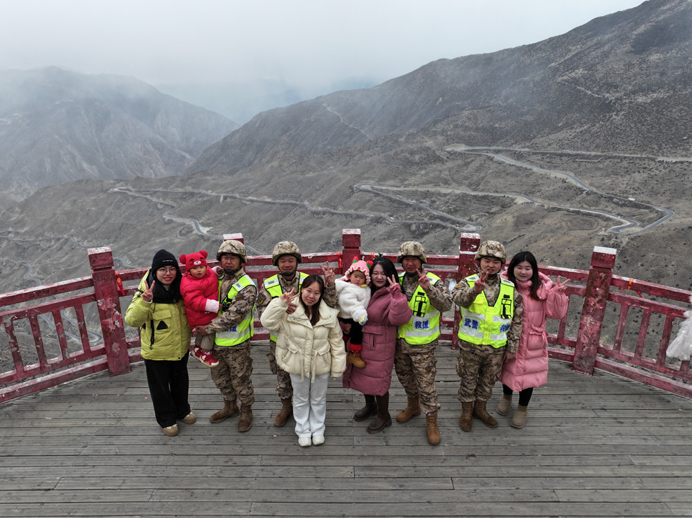 支隊組織家屬隨隊養(yǎng)護體驗丈夫工作。何眾攝
