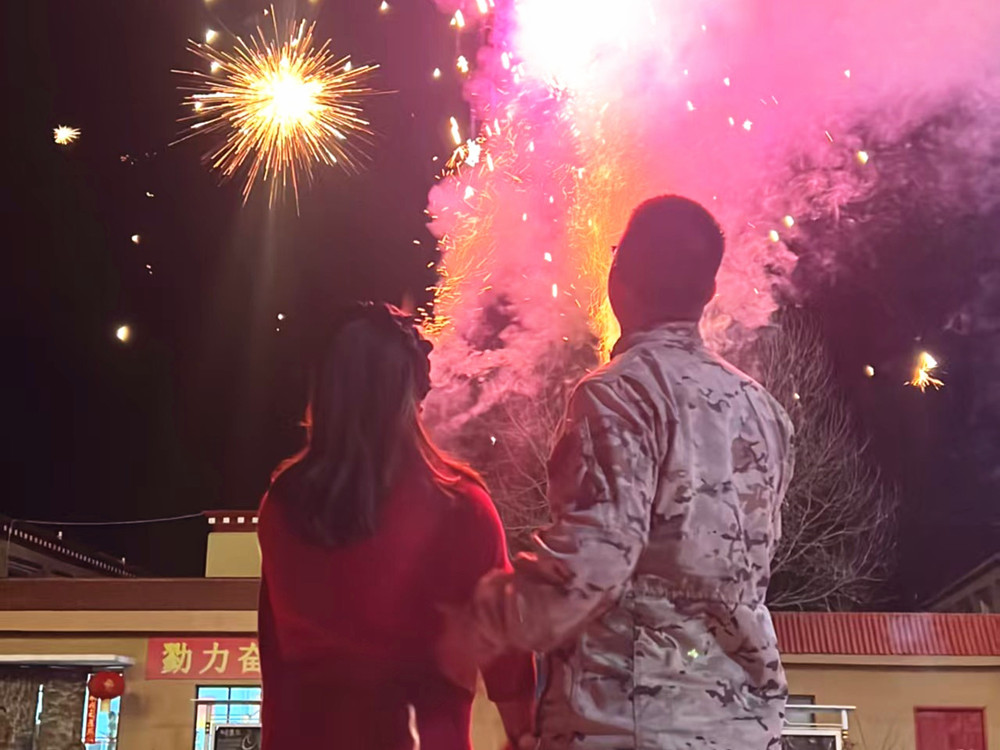 來隊家屬的溫馨瞬間。霍尹航攝