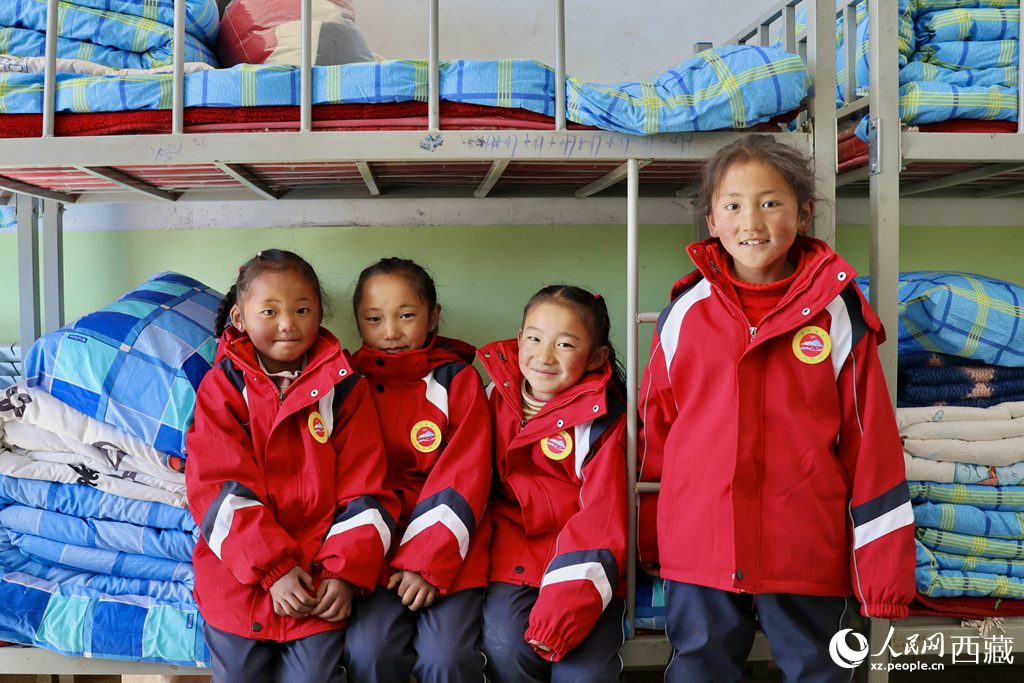 學(xué)生在定日縣第二小學(xué)分流安置點(diǎn)宿舍。人民日?qǐng)?bào)記者 鮮敢攝