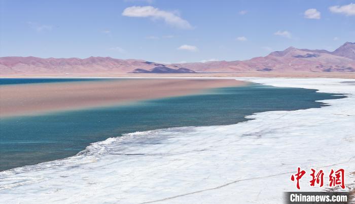 西藏安多錯(cuò)那湖現(xiàn)“鴛鴦火鍋”景觀