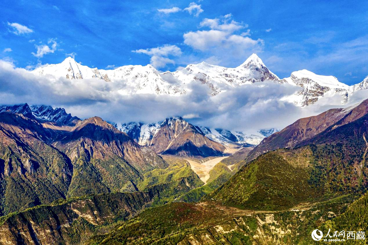 無(wú)人機(jī)航拍南迦巴瓦峰。