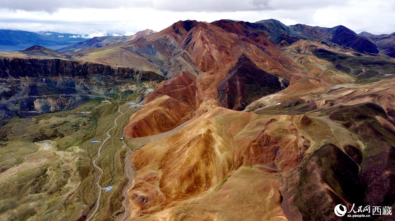 西藏阿里地區(qū)札達(dá)縣境內(nèi)的山丘，因大地礦石的緣故而變得色彩豐富，當(dāng)?shù)厝朔Q之為“五彩山”。