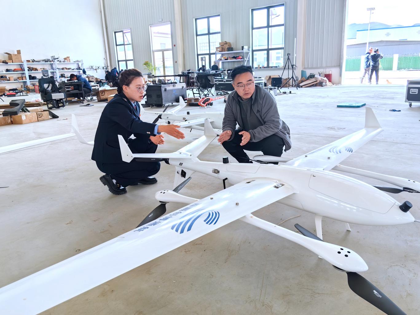 創(chuàng)博通航工作人員向稅務(wù)干部介紹無(wú)人機(jī)情況。曲麗攝