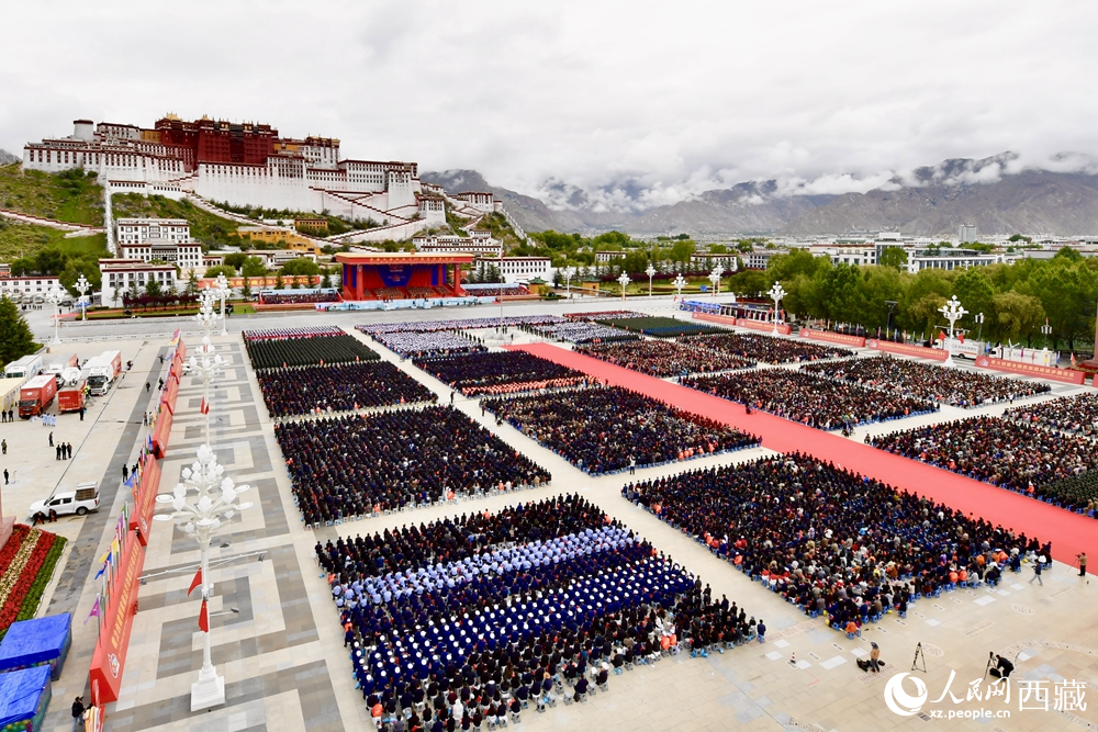 熱烈慶祝西藏自治區(qū)成立60周年大會現(xiàn)場。索朗旺久攝