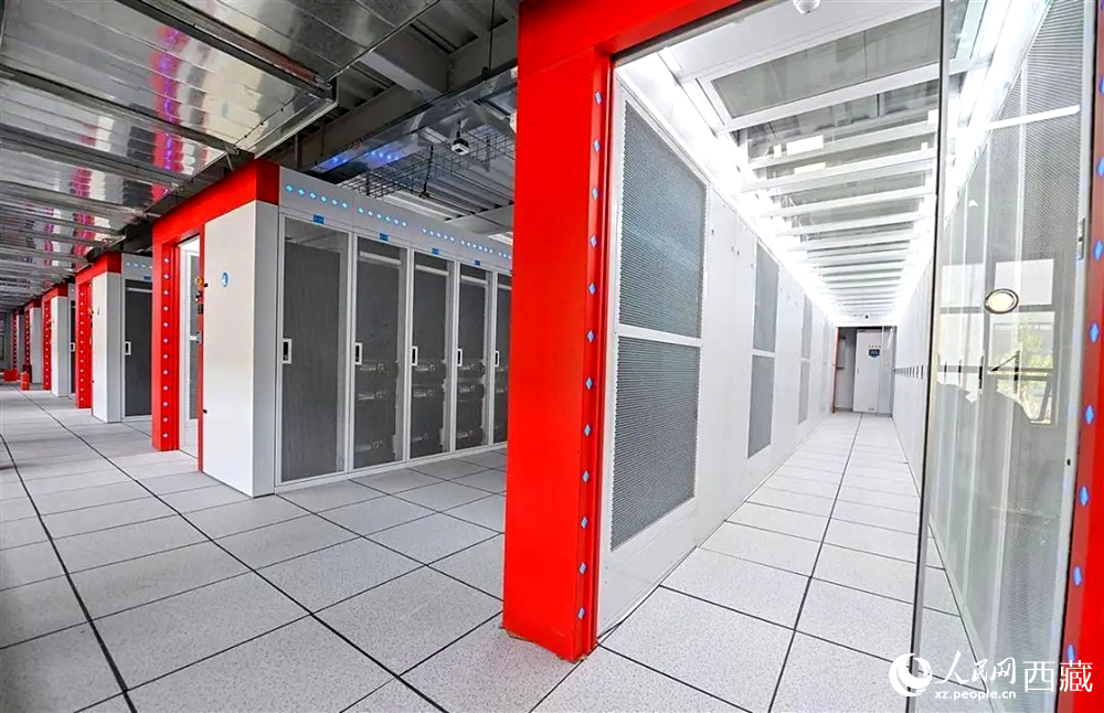 西藏“雅江1號”人工智能先進計算中心機房。人民日報記者 鮮敢攝
