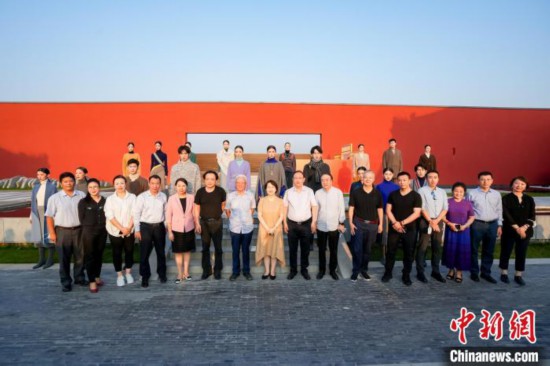 近40套藏式針織系列時裝亮相2022北京時裝周?！”本r裝周供圖