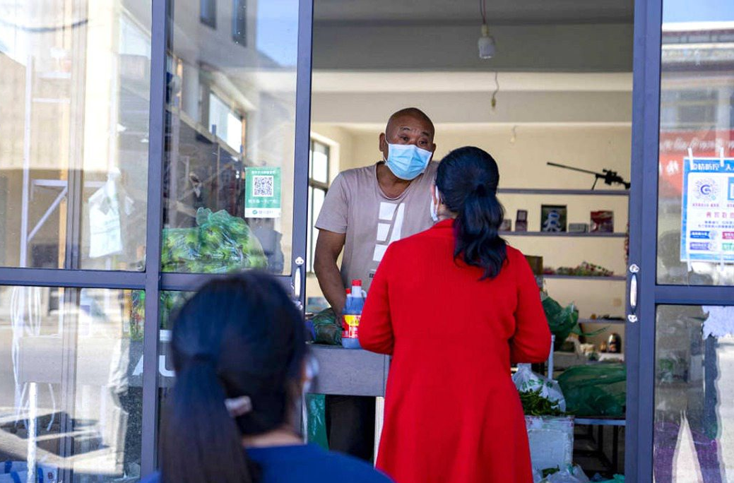 市民們有序排隊購買早餐。人民網(wǎng) 次仁羅布攝