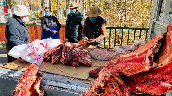 圖為市民正在買(mǎi)牛肉，本報(bào)記者 格桑倫珠攝(3737723)-20221201105107(1).jpg